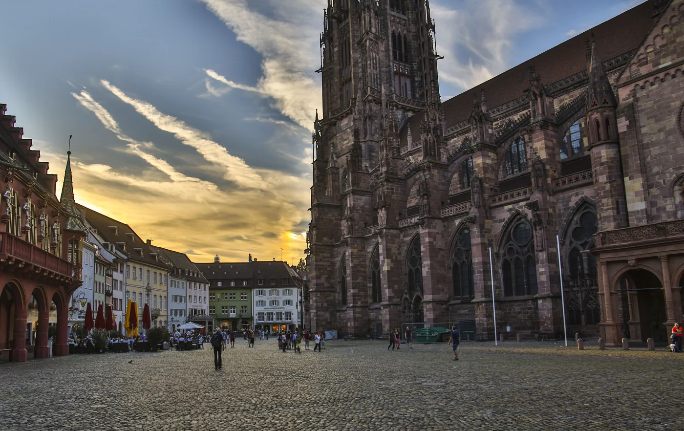 Freiburger Münster und Münsterplatz im Abendlicht